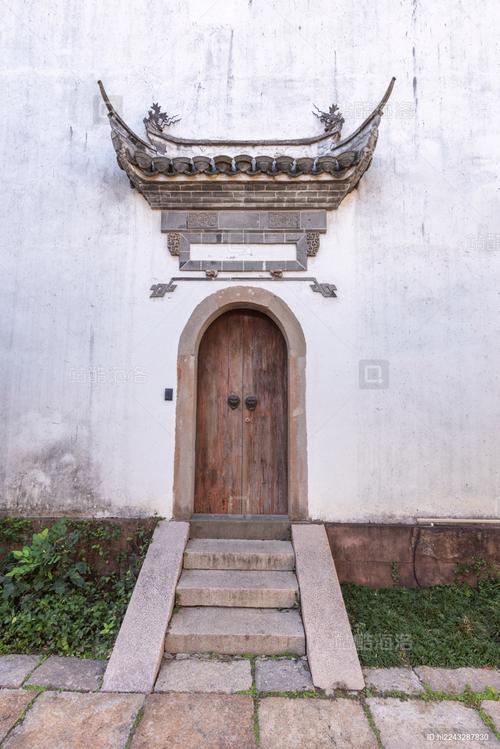 烟雨江南，木门深锁庭院幽——探寻徽派建筑中的复古韵味